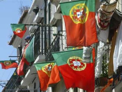 Banderas portuguesas engalanan los balcones de las casas en el barrio Alto de Lisboa.