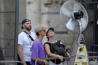 Unos turistas en Roma se intentan refrescar durante una de las olas de calor que sufrió Italia en el verano de 2023.