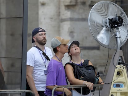 Unos turistas en Roma se intentan refrescar durante una de las olas de calor que sufrió Italia en el verano de 2023.