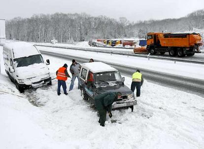 Navarra es la comunidad más afectada por el último temporal del invierno. Numerosas carreteras de la comunidad están cortadas y un vuelo ha sido cancelado entre Pamplona y Madrid. En la imagen, efectivos de la Guardia Civil ayudan a un vehículo tras caer en el margen de la A-15 que une Pamplona con San Sebastián.