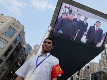 Una televisión en Pekín muestra el encuentro entre Xi Jinping y Kim Jong-Un.