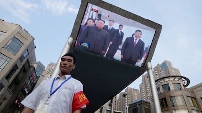 Una televisión en Pekín muestra el encuentro entre Xi Jinping y Kim Jong-Un.