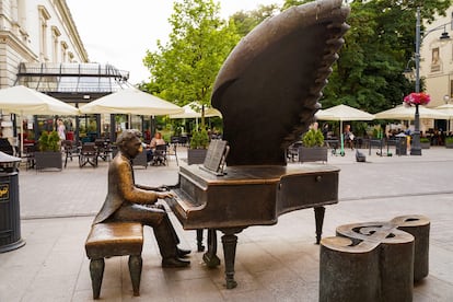 Escultura del compositor y pianista Arthur Rubinstein en la calle Piotrkowska.
