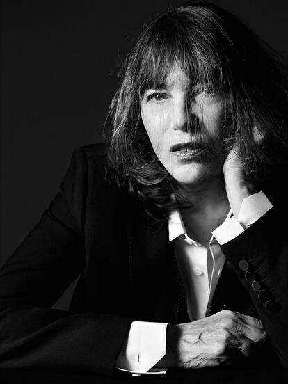 En la madurez, la belleza de Birkin sigue impactando. Hedi Slimane –director creativo de Saint Laurent y fotógrafo– parece decantarse más por la madurez que por la instantáneidad de la juventud y por eso ha escogido a la actriz como su última musa. Aunque la relación con la casa fundada por Yves Saint Laurent ya viene de lejos, a Birkin le ha precedido otra de las musas de los años 70: la cantante y guitarrista Joni Mitchell.