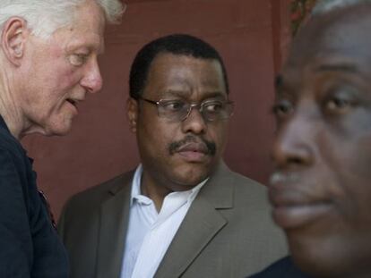 Bill Clinton habla con Garry Conille, en Puerto Príncipe, en agosto.