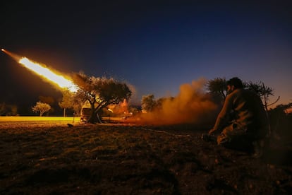 Un rebelde sirio dispara un cohete desde el campo de Idlib (Siria) en dirección al lugar donde se encuentran las fuerzas del régimen.