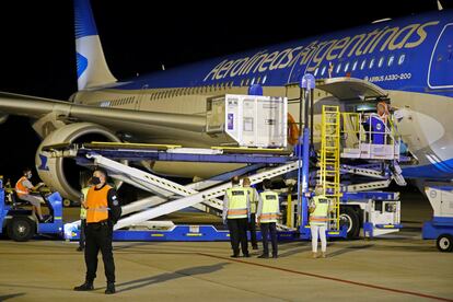 Descarga de una partida de 900.000 dosis de la vacuna contra la covid de la firma china Sinovac el 25 de febrero pasado en el aeropuerto Ezeiza, Buenos Aires