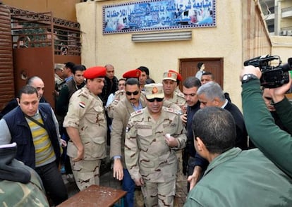 El general Abdel Fatah al Sisi visita un colegio electoral el martes en El Cairo.