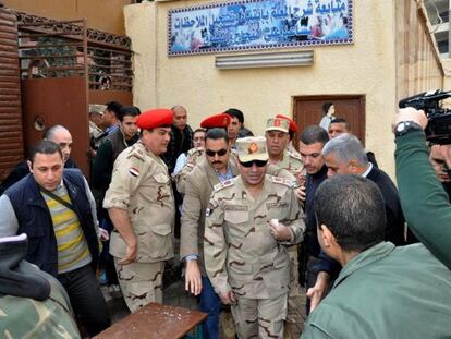 El general Abdel Fatah al Sisi visita un colegio electoral el martes en El Cairo. 