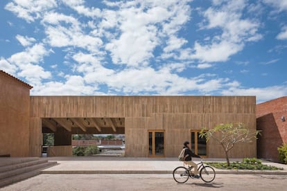 Centro Cívico de Teotitlán del Valle (México), diseñado por el estudio Productora.