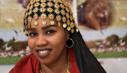 Una dona amb ornaments tradicionals del Sudan a la Fira Internacional de Turisme de Madrid (Fitur).