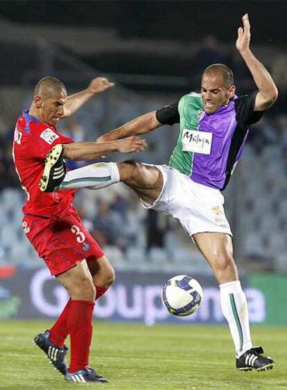 El 'Cata' Díaz (izquierda) y Salva Ballesta durante un lance del partido.