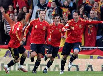 Silva, Marchena y Villa corren a abrazar a Capdevila (a la derecha), autor del primer gol de España.