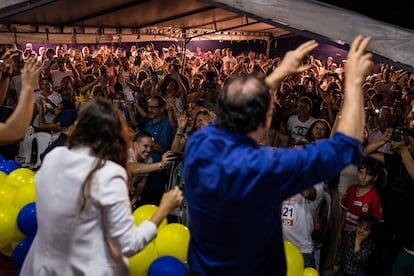 Alejandro Eder y Diana Rojas, bailan durante un acto de campaña, en Cali.