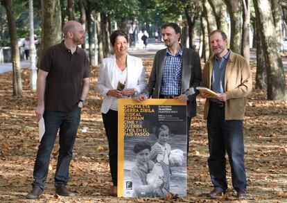 Los impulsores del ciclo 'Cine y Guerra civil en el País Vasco' esta mañana en San Sebastián.