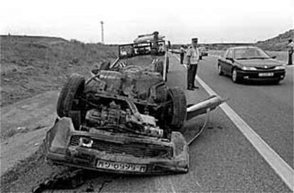 La Guardia Civil regula el tráfico tras un grave accidente en carretera.