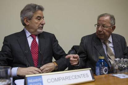 Jesús Palmou, 'conselleiro maior' de Cuentas, y, a la derecha, Dositeo Rodríguez, en una comisión en el Parlamento de Galicia celebrada el pasado mes de diciembre.