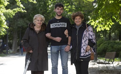 Dori Aguilar, Javi Menasalves y Maritza Quintana, en el Parque del Retiro en Madrid.