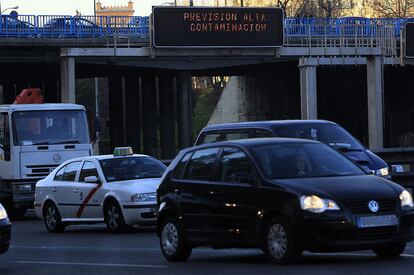 Como la situación se prolongaba, el Consistorio pidió a los ciudadanos que utilizaran el transporte público y dejaran el coche en casa. La respuesta, sin embargo, fue nula y los accesos a la ciudad se llenaron de vehículos como cualquier otro día.