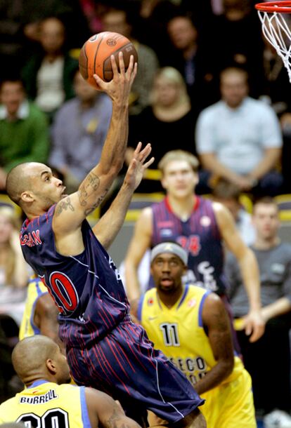 David Logan encesta contra el Asseco Prokom Gdynia.