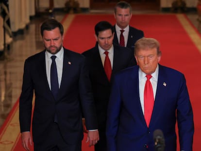 Trump, durante su discurso a la nación, junto con Vance, Rubio y Hegseth.