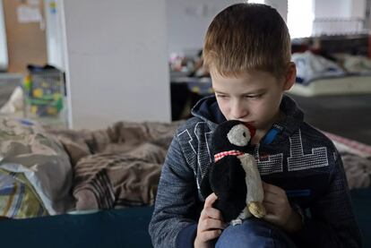 Un niño en uno de los sitios de acogida para refugiados ucranios en Medyka (Polonia).