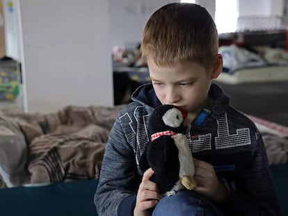 Un niño en uno de los sitios de acogida para refugiados ucranios en Medyka (Polonia).