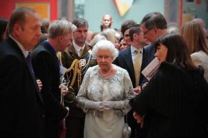 Bono habló con la riena en gaélico y Vivienne Westwood se rindió a sus encantos. “En un primer momento pensé que la Reina representa toda la hipocresía política de Inglaterra, pero me di cuenta de que está por encima de la política. Creo que es un cemento social y que el trabajo que hace es increíble”.