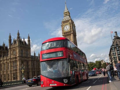 Un autobus de Go-Ahead cruza el puente de Westminster en Londres.