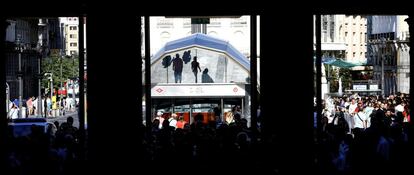 Una imagen de la Puerta del Sol desde el interior de la tienda.