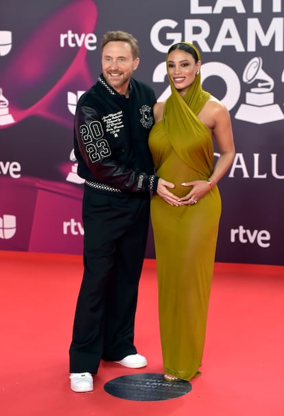 David Guetta junto a su pareja la cubana Jessica Ledon, muy elegante con un vestido que dejaba ver su embarazo. El DJ contest a las preguntas de los periodistas en perfecto castellano.