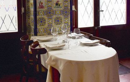 La mesa vac&iacute;a que Manuel V&aacute;zquez Montalb&aacute;n ocupaba con sus amigos en el restaurante Casa Leopoldo.
 