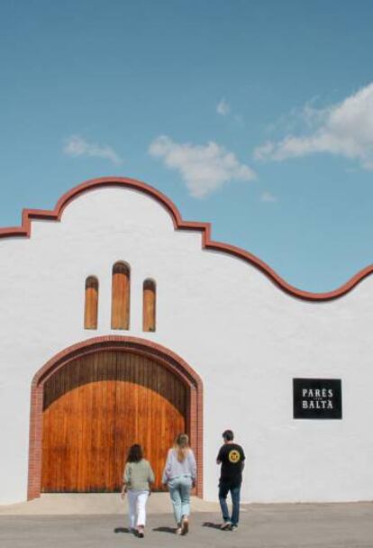 Exterior de la bodega Parés Baltà, en Pacs del Penedès (Barcelona).