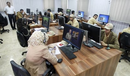 Un grupo de trabajadores asiste a un curso en un centro de formaci&oacute;n en Basra (Irak).