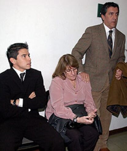 Saviola, junto a su madre y su representante, antes de la vista oral.