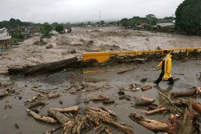 El Stan desborda los servicios de emergencia de los países en peligro