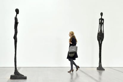 Una visitante pasea entre <i>Grande Femme IV </i>(izquierda) y <i>Grande Femme III</i> en la exposición dedicada a Alberto Giacometti en la Fundación Beyeler, en Riehen (Suiza) en 2009.