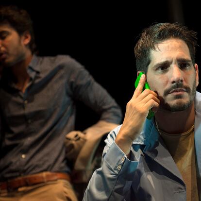 Lautaro Perotti (en primer término) y Santi Marín, interpretan en 'Próximo' a una pareja que se conoce y enamora a distancia.