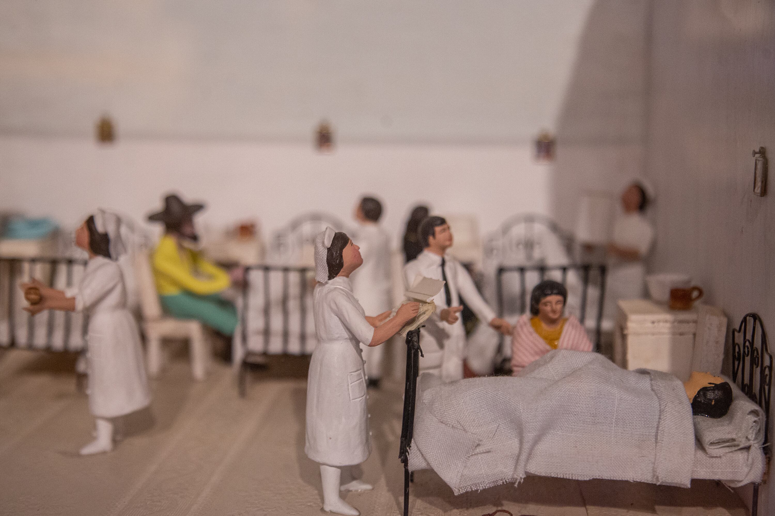 Una maqueta muestra camas de hospital, pacientes, enfermeras y doctores.