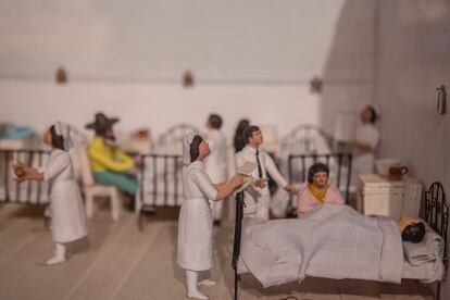 Una maqueta muestra camas de hospital, pacientes, enfermeras y doctores.