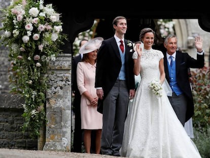 Pippa Midleton y James Matthews tras su boda. A la derecha de la novia su suegro David Matthews.