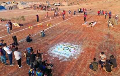 En la tierra ocre, cerca de las tiendas del campamento de Yaman, los contornos de un campo de fútbol fueron dibujados con tiza blanca, cerca de una pista de atletismo oblonga llena de obstáculos.