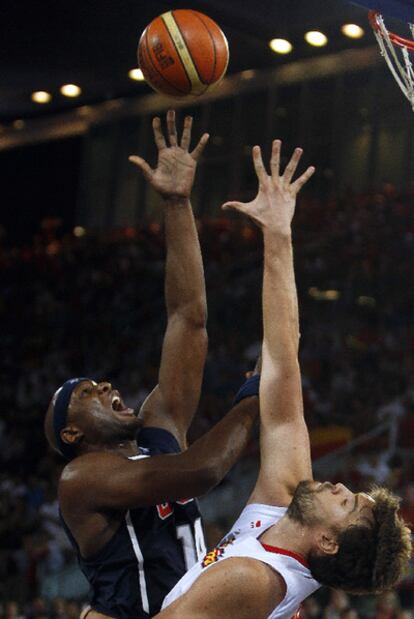 Lamar Odom y Marc Gasol luchan por el balón.