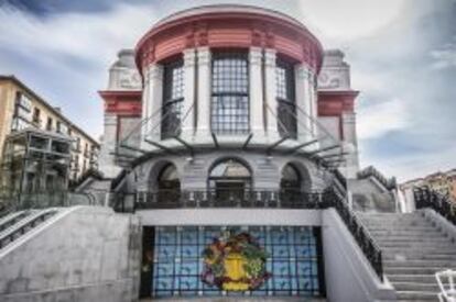 El Mercado de la Ribera (edificio expresionista) es la plaza de abastos más grande de Europa. En los bajos tiene un jazz café.