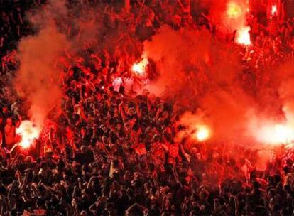 Algunos seguidores croatas prenden bengalas en el estadio Ernst Happel de Viena.