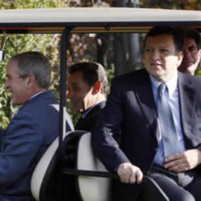 El presidente de EE UU, George Bush, el presidente de la UE, Jose Manuel Durao Barroso y el francés, Nicolás Sarkozy