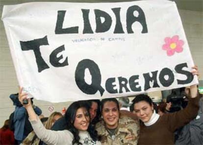 En Zaragoza la despedida para los familiares de los soldados fue amarga.  En cambio, las salas de espera del aeropuerto de Valladolid estallaron de júbilo y alegría al ver cómo aterrizaban sanos y salvo los militares procedentes de Diwaniya. Las pancartas de bienvenida y las frases de ánimo amenizaron la espera.