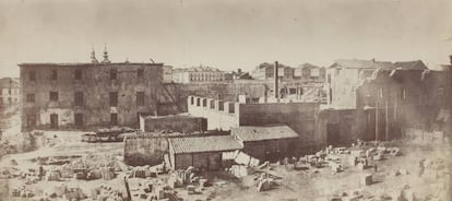 Zona que actualmente ocupa la plaza del Dos de Mayo, en Malasaña, a finales del siglo XIX. El proyecto de De Oriol planteaba atravesar con una gran avenida el barrio. No respetaba las edificaciones de arquitectura tradicional.