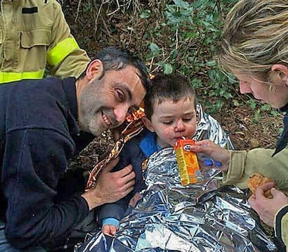 Jordi y su padre en el lugar donde lo han localizado.