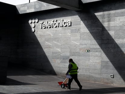 Logo de Telefónica en el exterior de una de las sedes de la compañía, en Las Tablas (Madrid).